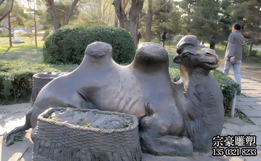 公園里的純銅鑄造駱駝，臥地休息的駱駝銅雕