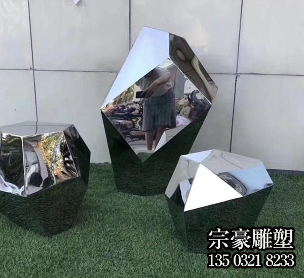 商場擺放三個不銹鋼切面石頭雕塑 商場擺放三個不銹鋼切面石頭雕塑